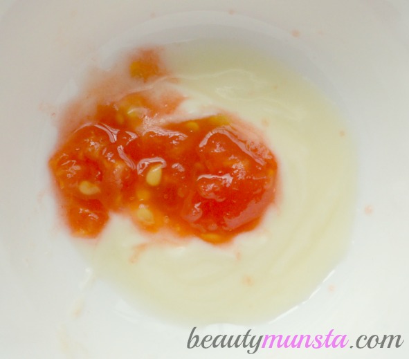 Mix up the tomato pulp and yogurt to form a creamy soft paste